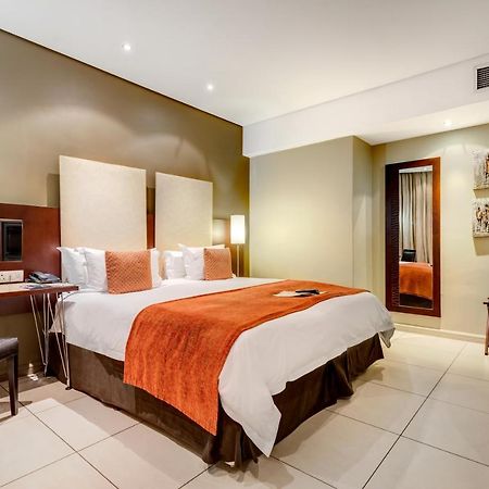 Protea Hotel By Marriott Transit O.R. Tambo Airport Kempton Park Extérieur photo