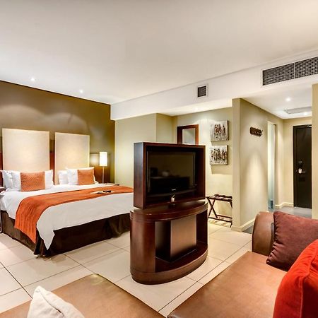 Protea Hotel By Marriott Transit O.R. Tambo Airport Kempton Park Extérieur photo