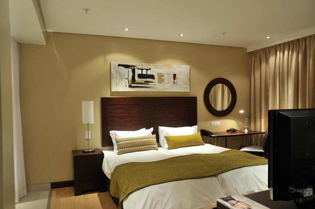 Protea Hotel By Marriott Transit O.R. Tambo Airport Kempton Park Extérieur photo