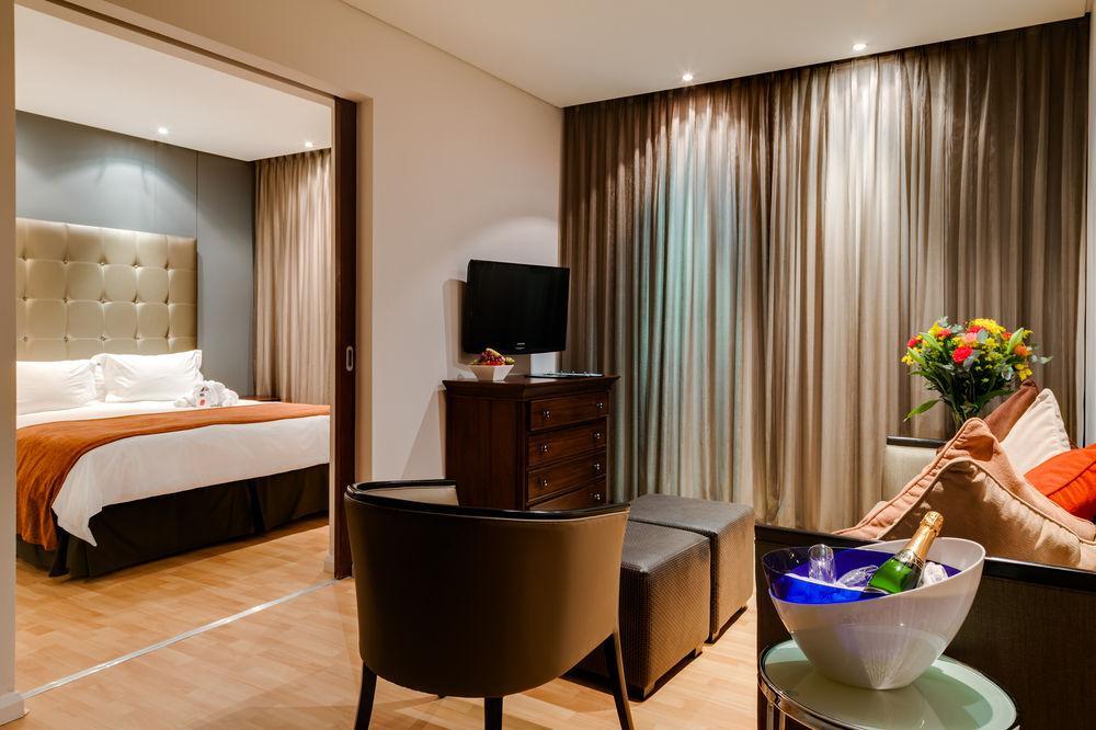 Protea Hotel By Marriott Transit O.R. Tambo Airport Kempton Park Extérieur photo
