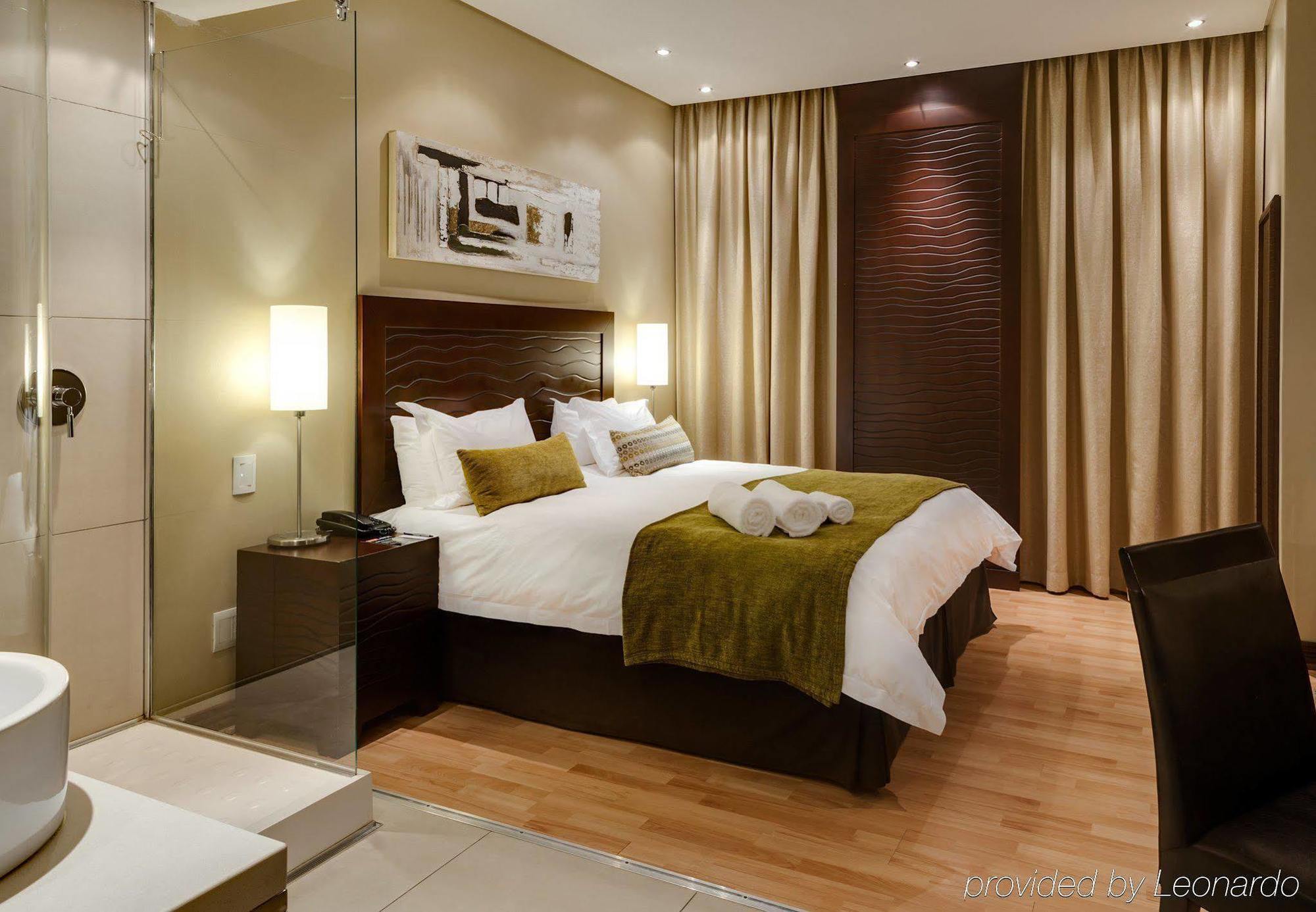 Protea Hotel By Marriott Transit O.R. Tambo Airport Kempton Park Extérieur photo