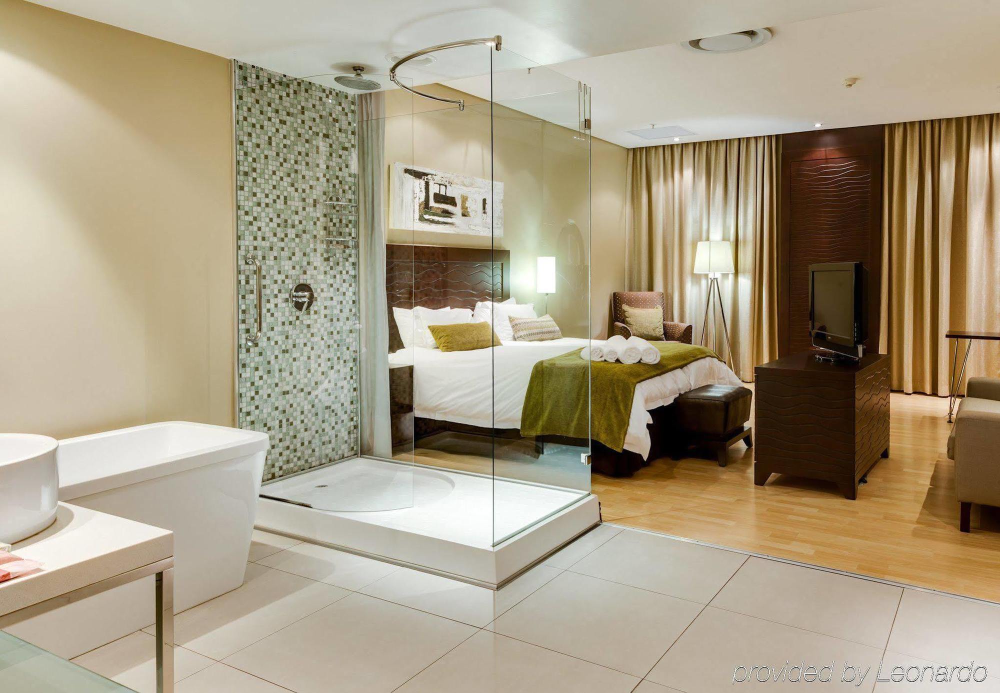 Protea Hotel By Marriott Transit O.R. Tambo Airport Kempton Park Extérieur photo