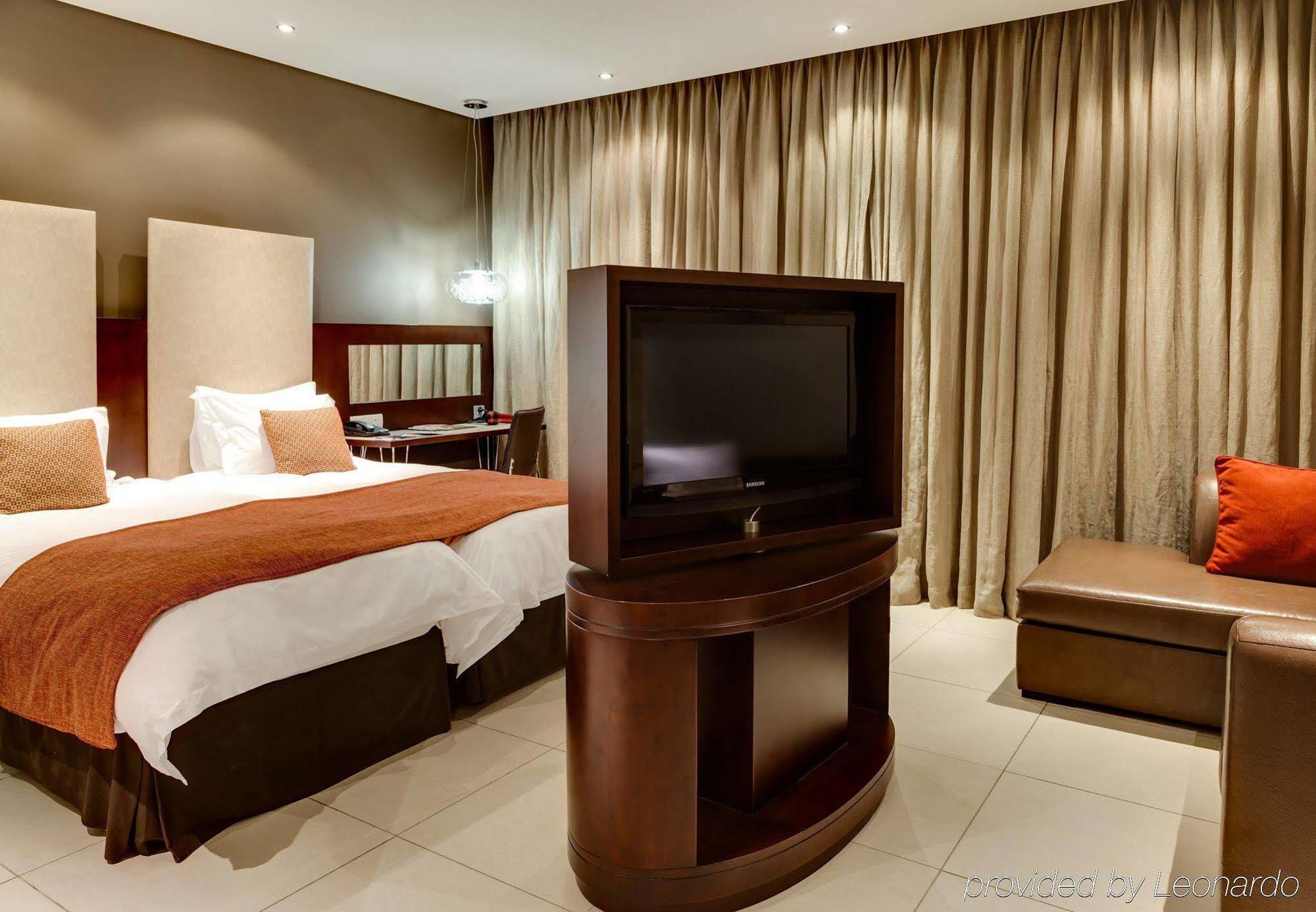 Protea Hotel By Marriott Transit O.R. Tambo Airport Kempton Park Extérieur photo
