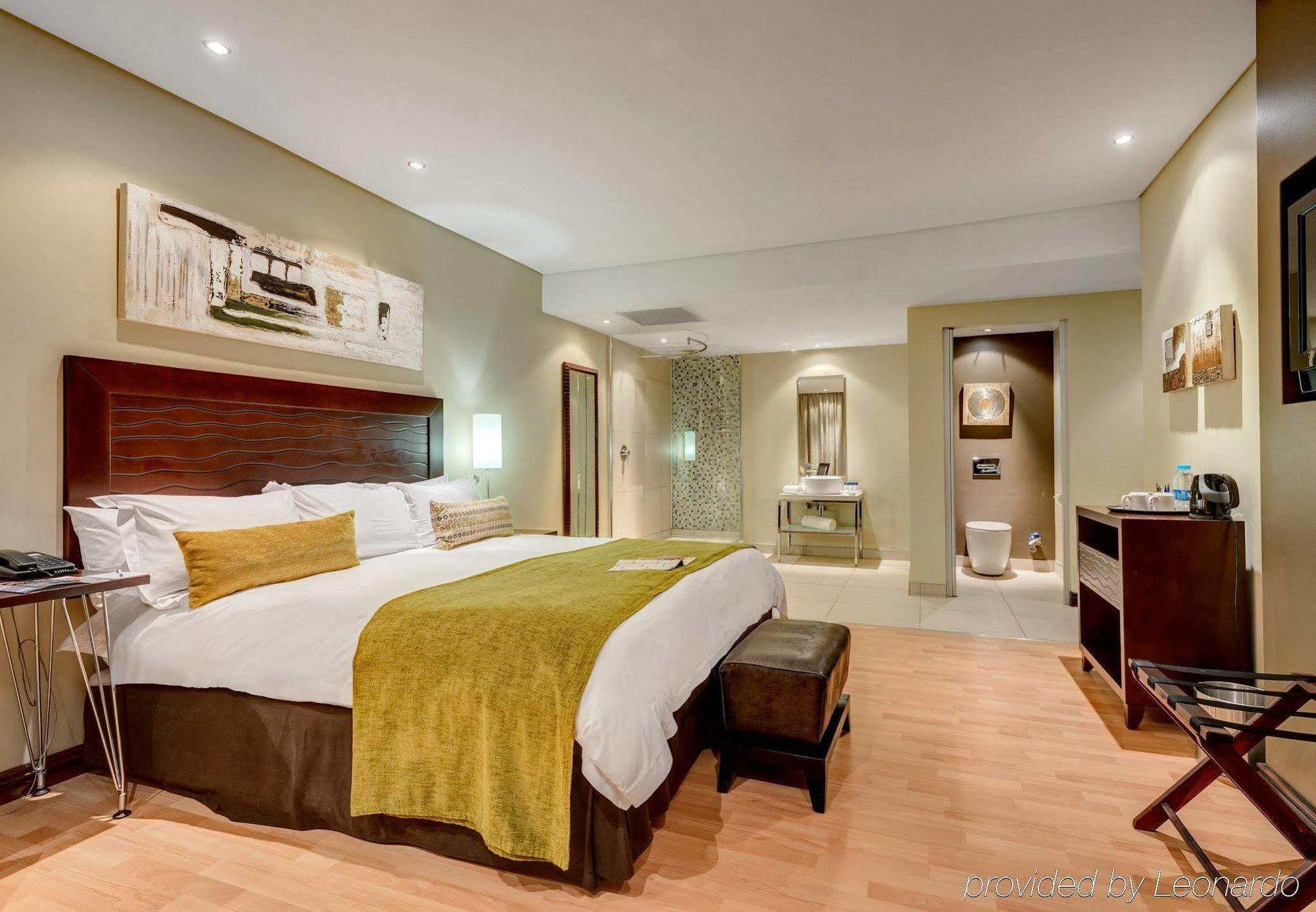 Protea Hotel By Marriott Transit O.R. Tambo Airport Kempton Park Extérieur photo