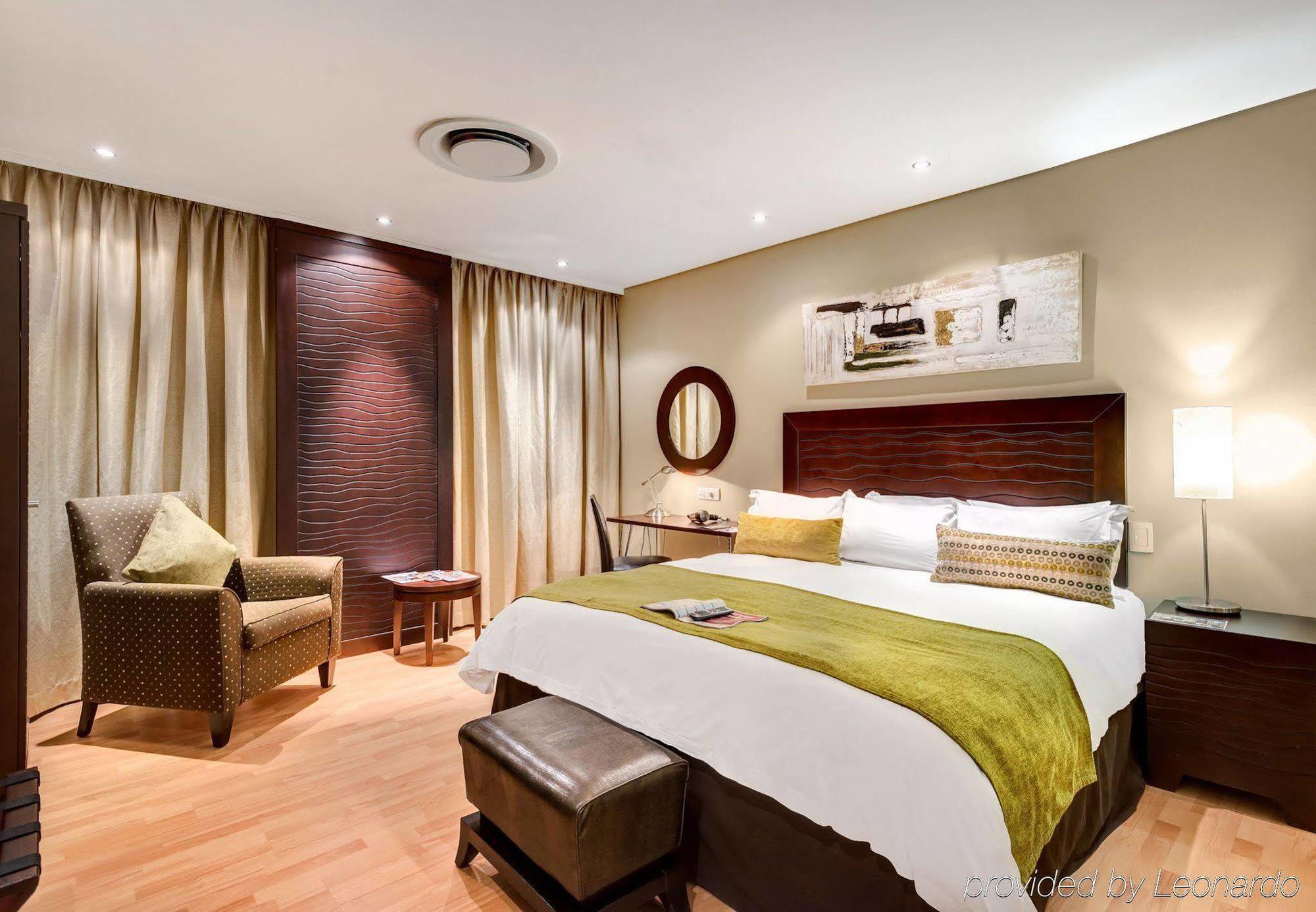 Protea Hotel By Marriott Transit O.R. Tambo Airport Kempton Park Extérieur photo