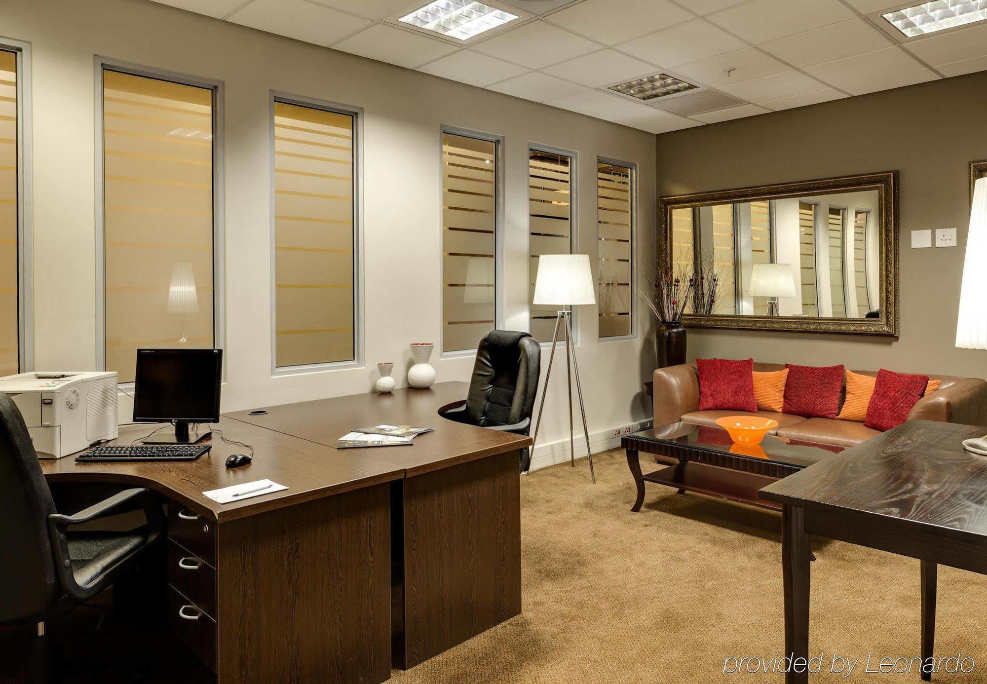 Protea Hotel By Marriott Transit O.R. Tambo Airport Kempton Park Extérieur photo