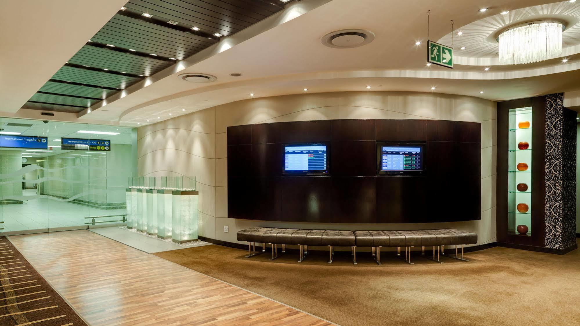 Protea Hotel By Marriott Transit O.R. Tambo Airport Kempton Park Extérieur photo