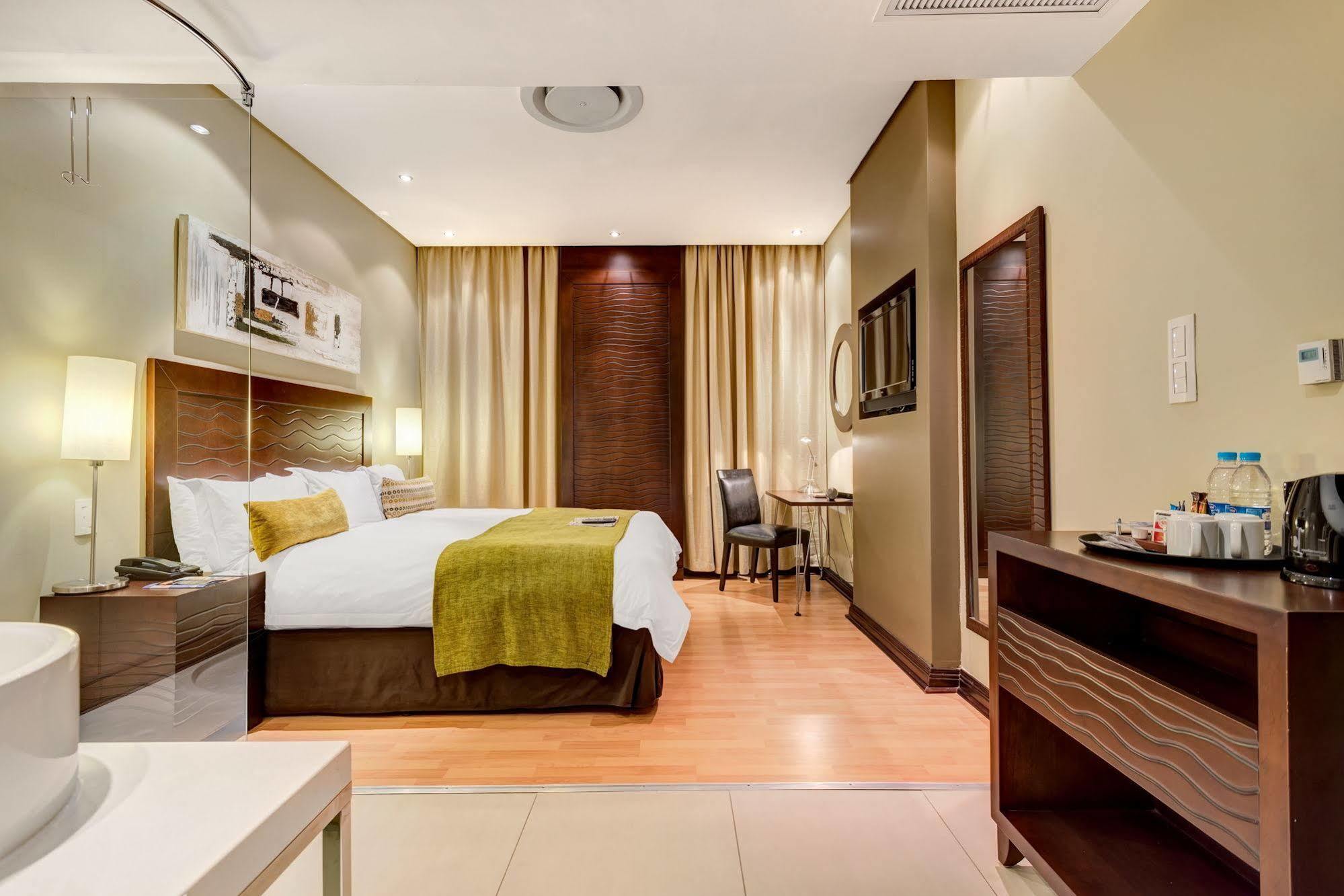 Protea Hotel By Marriott Transit O.R. Tambo Airport Kempton Park Extérieur photo