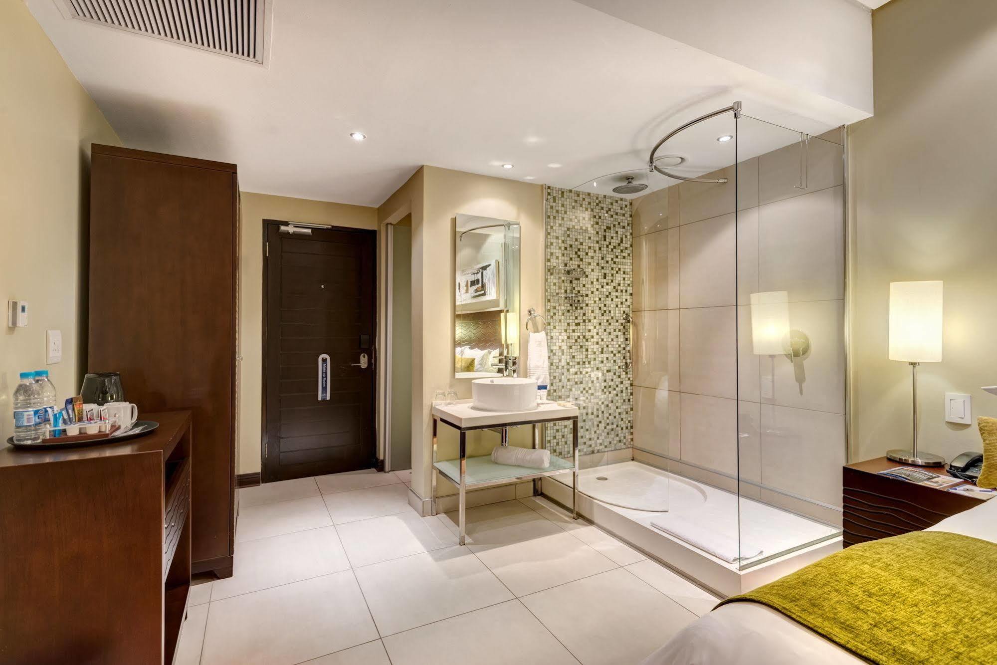 Protea Hotel By Marriott Transit O.R. Tambo Airport Kempton Park Extérieur photo