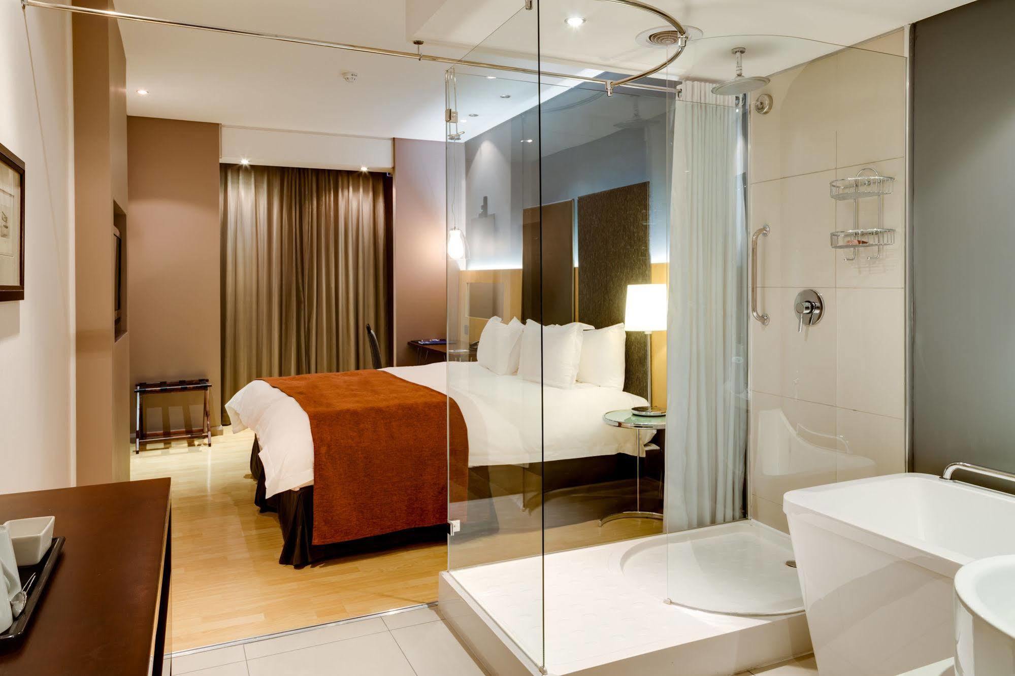 Protea Hotel By Marriott Transit O.R. Tambo Airport Kempton Park Extérieur photo
