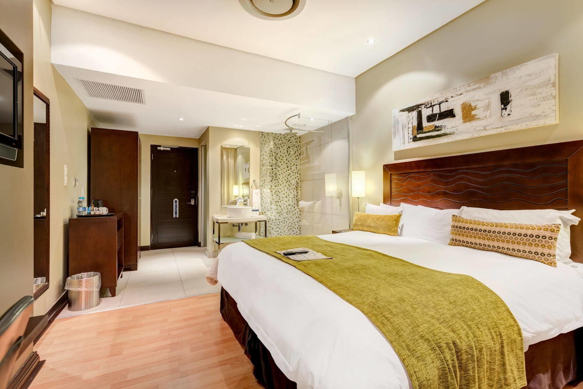 Protea Hotel By Marriott Transit O.R. Tambo Airport Kempton Park Extérieur photo