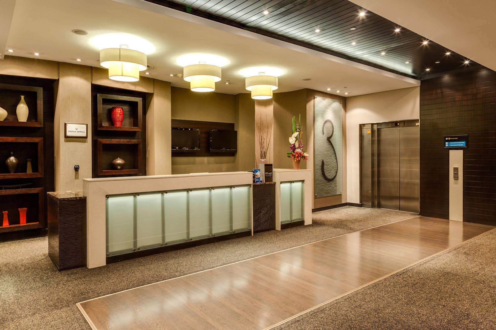 Protea Hotel By Marriott Transit O.R. Tambo Airport Kempton Park Extérieur photo