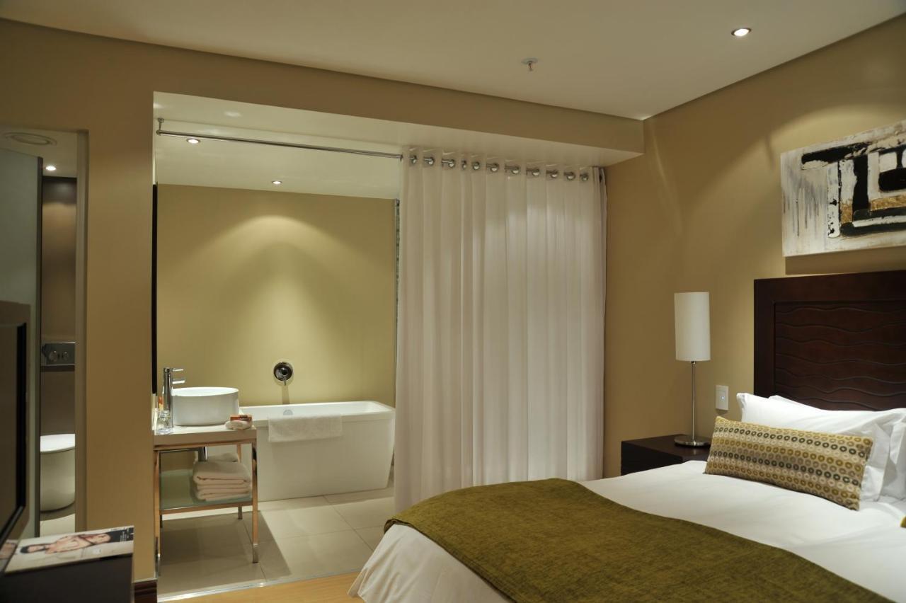 Protea Hotel By Marriott Transit O.R. Tambo Airport Kempton Park Extérieur photo