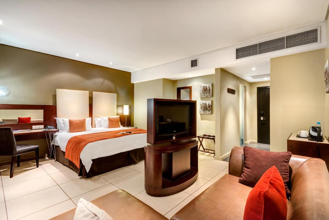 Protea Hotel By Marriott Transit O.R. Tambo Airport Kempton Park Extérieur photo