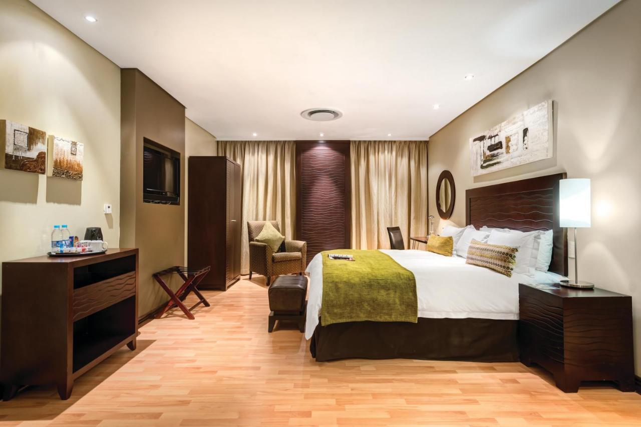 Protea Hotel By Marriott Transit O.R. Tambo Airport Kempton Park Extérieur photo